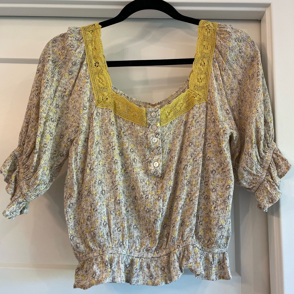 Size M Hem and Thread Boutique Shirt.